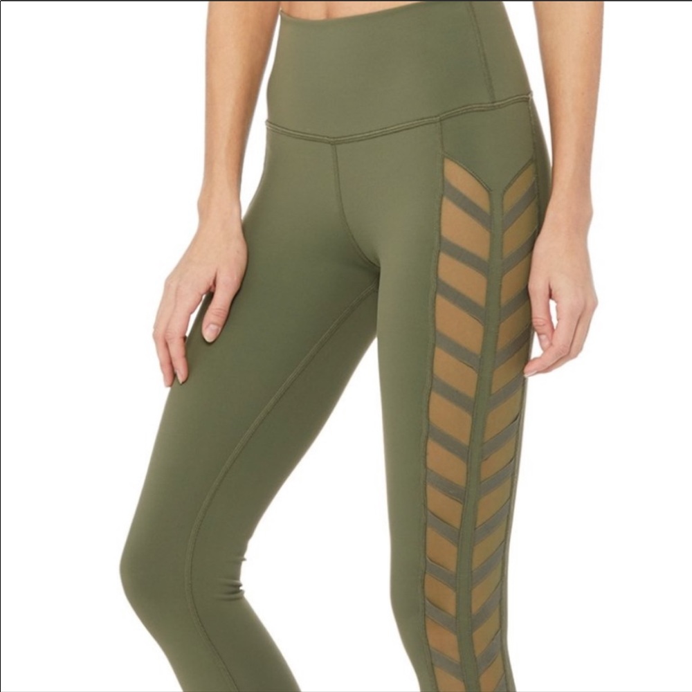 ALO YOGA Capri chevron leggings